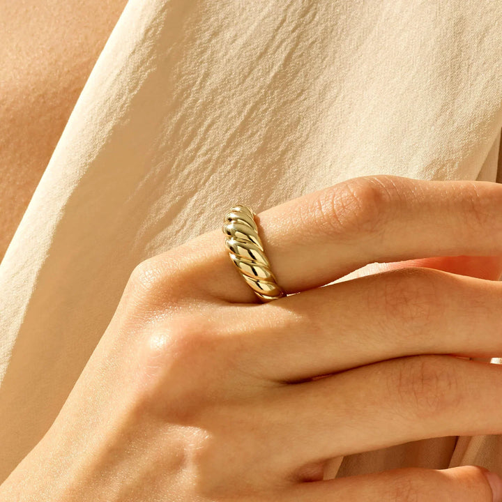 Croissant Ring | Gold