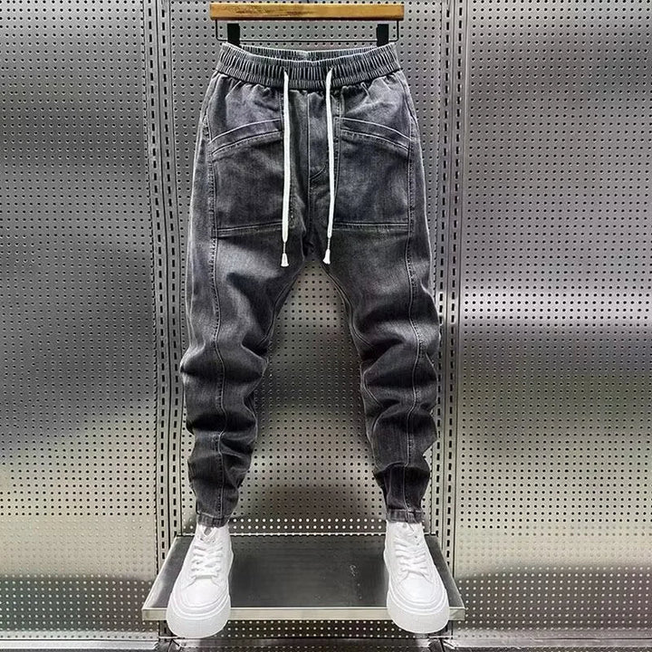Erick | The alliance between denim style and jogging comfort