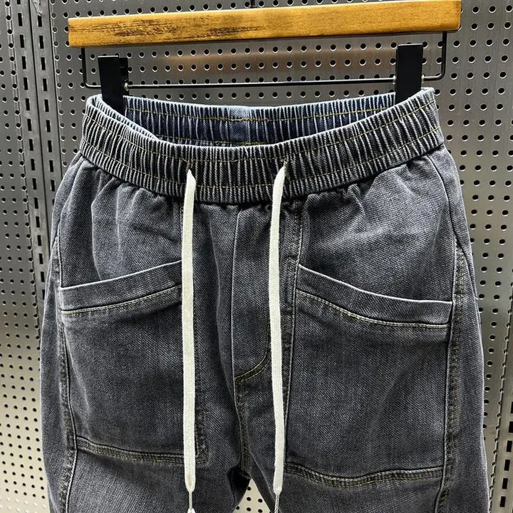 Erick | The alliance between denim style and jogging comfort