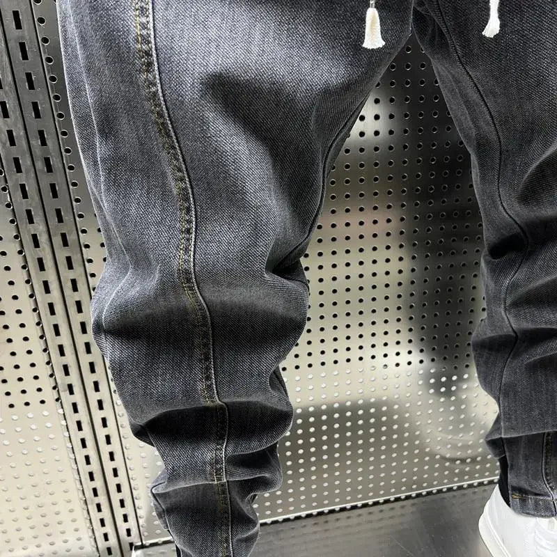 Erick | The alliance between denim style and jogging comfort