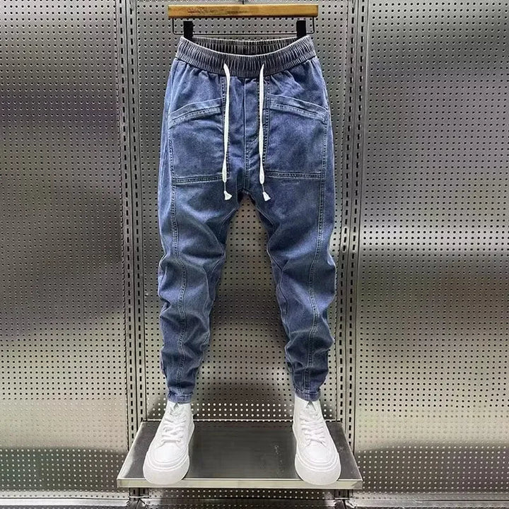 Erick | The alliance between denim style and jogging comfort